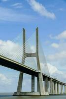 le pont travées plus de le l'eau et a deux tours photo