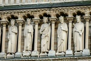 statues de saints sur le façade de une bâtiment photo