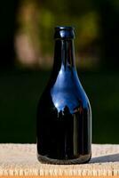 une noir bouteille séance sur une en bois table photo