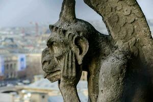 une gargouille statue sur le côté de une bâtiment photo