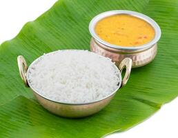 Indien traditionnel cuisine dal frire ou riz aussi connaître comme dal chawal photo