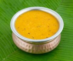 Indien traditionnel cuisine dal frire sur banane feuille photo