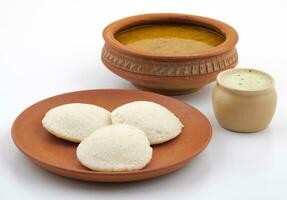 Sud Indien populaire petit déjeuner idli ou paresseusement servi avec Sambar et noix de coco chutney photo