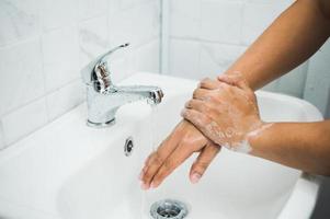 fermer les mains des hommes se laver les mains avec du savon photo