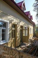 centenaire historique vieux en bois bâtiment et propriété de privé secteur dans en bois constructivisme style photo