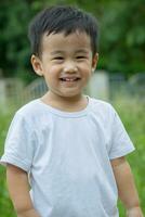 proche en haut souriant visage de asiatique les enfants à la recherche à caméra photo