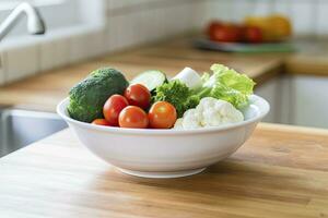 ai généré cuisine encore la vie avec blanc bol de lavé des légumes sur en bois bureau. ai généré photo