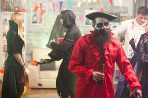 homme habillé en haut comme une médiéval pirate en portant une Bière à Halloween faire la fête. photo
