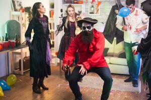homme dans médiéval pirate costume pour Halloween. copains dansant. photo