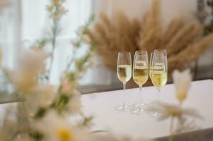 des lunettes de Champagne à le mariage la cérémonie photo