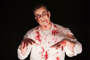 possédé homme avec du sang sur le sien corps plus de noir Contexte pour Halloween. photo