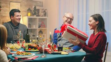 Jeune fille parlant avec sa grand-père à Noël famille réunion. traditionnel de fête Noël dîner dans multigénérationnel famille. profiter Noël repas le banquet dans décoré chambre. gros famille réunion photo