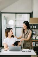 deux asiatique femme d'affaires discuter investissement projet travail et Planification stratégie avec tablette portable ordinateur photo