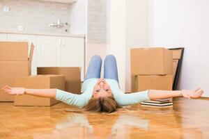 content femme en mouvement dans Nouveau appartement. photo