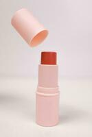 rouge à lèvres sur blanc Contexte isolé, réaliste produits de beauté. beauté produit. faire en haut cosmétique accessoire. photo