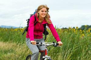 femme promeneur équitation une vélo. photo