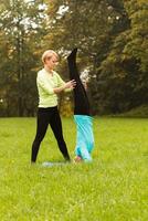 yoga classe dans la nature photo