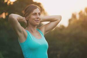 magnifique femme jouit exercice dans le nature.tonique image. photo