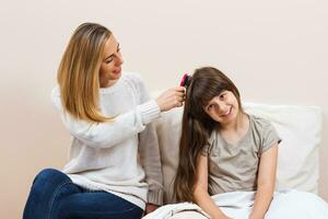 mère ratissage cheveux de sa fille photo