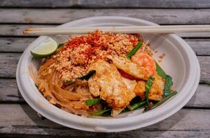 tampon thaïlandais, Frais crevette, est populaire nourriture, célèbre dans Thaïlande. il est une type de nouilles, sauté sec, ajouter Viande ou fruit de mer, calamar avec sol cacahuètes, chevronné avec sucre, poisson sauce, et le Chili poudre photo