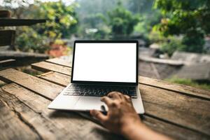 travail sur une portable sur le balcon de une pays maison photo