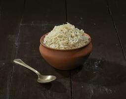 Indien cumin riz ou Jeera riz sur en bois Contexte photo