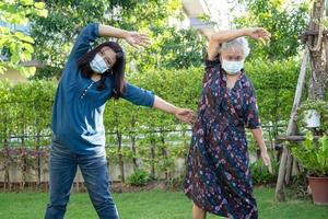 Asiatique senior ou vieille dame patiente exercice avec plaisir frais heureux dans le parc, concept médical fort et sain photo