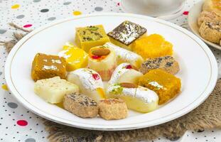 Indien délicieux mélanger sucré nourriture ou mélanger mithai photo