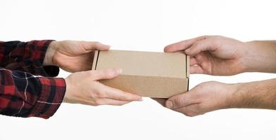 mains échangeant une boîte en carton