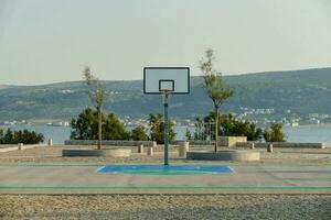 une basketball tribunal est ensemble en haut sur le plage photo