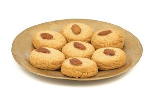 en bonne santé fait maison sucré amande biscuits ou des biscuits sur blanc Contexte photo