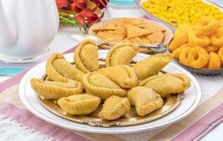 gujiya ou Gujia est une Indien sucré nourriture photo