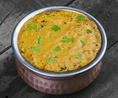 Indien végétarien cuisine dal makhani sur ancien en bois Contexte photo