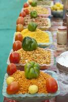 Indien épicé casse-croûte dans marché photo