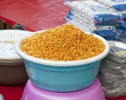 Indien épicé casse-croûte dans marché photo