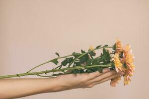 femme en portant magnifique bouquet de fleurs. photo