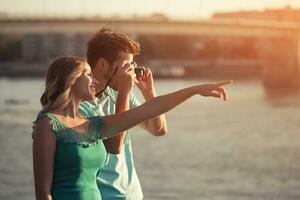 Jeune content couple photographier ensemble. photo