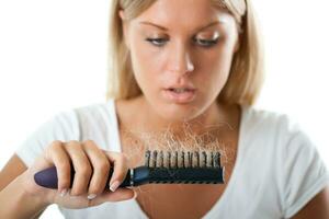 femme inquiet à propos sa cheveux perte photo