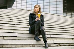 femme d'affaires jouit repos et en buvant café. photo