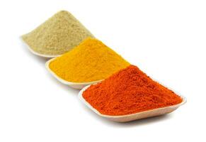 Indien coloré épices aussi connaître comme rouge Chili poudre, Safran des Indes poudre, coriandre poudre photo