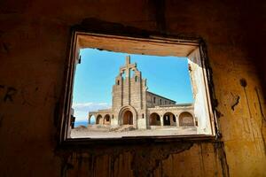 un abandonné église est vu par une fenêtre photo