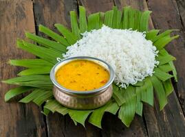 Indien traditionnel cuisine dal frire ou riz aussi connaître comme dal chawal sur en bois Contexte photo