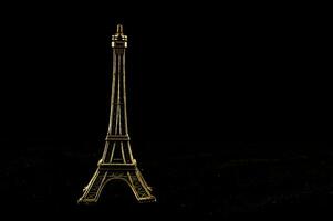 une or Eiffel la tour sur une noir Contexte photo