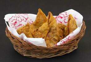 Indien rue nourriture samosa ou Samosas est une croustillant et épicé Triangle forme casse-croûte photo