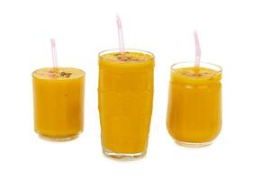 Frais mangue fruit jus sur blanc Contexte photo