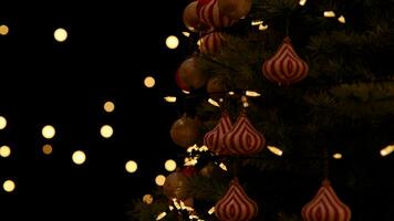 3d ouvrages d'art ,Noël arbre décoration avec lumière, verre Balle et rouge ornements sur Contexte bokeh de côté vacillant lumière ampoules guirlandes pour famille hiver vacances. 8k résolution photo