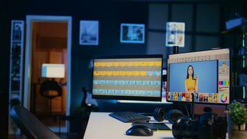 Créatif Bureau bureau avec multi moniteur ordinateur installer utilisé pour image retouche, Zoom dans tir. vide bleu néon allumé spécialisé Publier En traitement studio avec édition Logiciel interface sur PC écrans photo