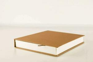 une livre en forme de boîte séance sur une table photo