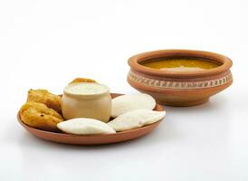 Sud Indien populaire petit déjeuner idli vada servi avec Sambar et noix de coco chutney photo