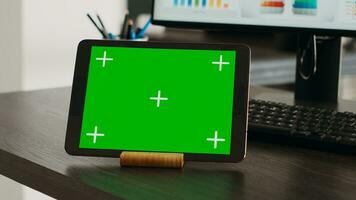 écran vert projection sur interactif tablette avec chromakey thème apparaît sur entreprise bureau. isolé maquette conception affiché sur Avancée ordinateur de poche gadget, Vide fond mise en page. proche en haut. photo